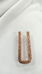Pasador metalico martillado oro rosa