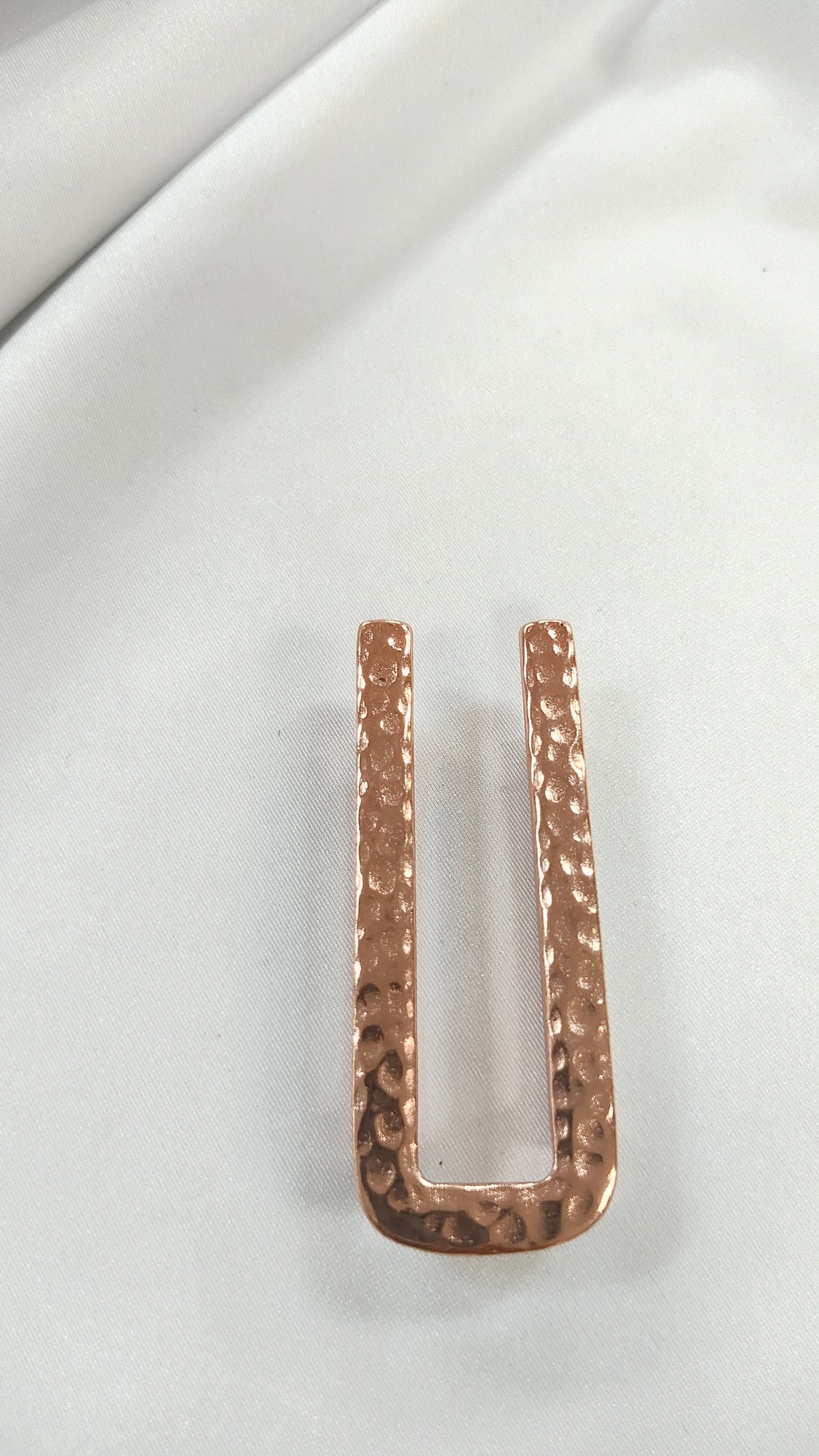 Pasador metalico martillado oro rosa