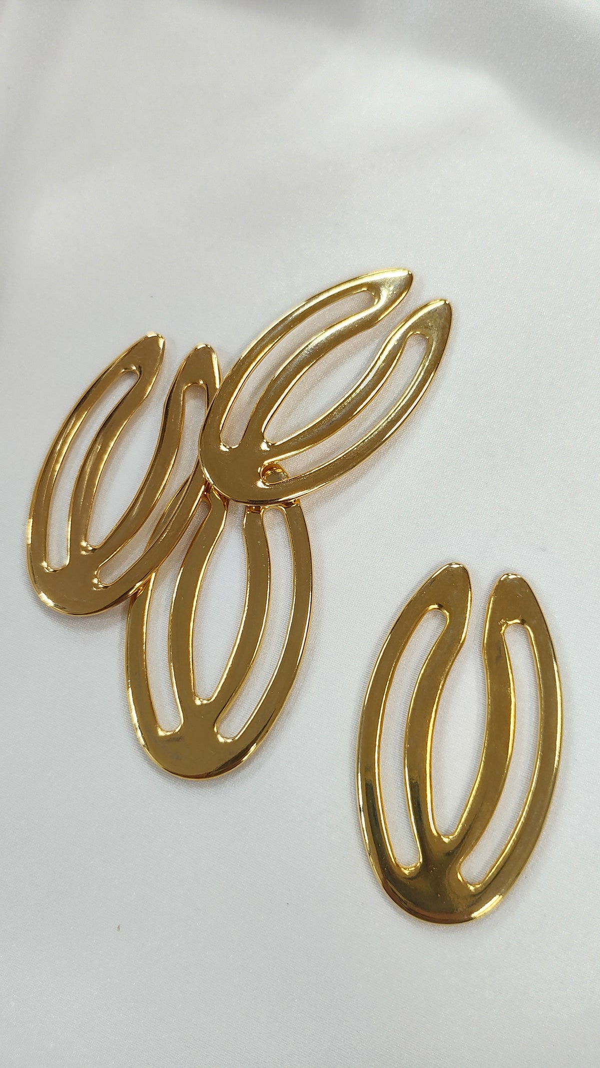 Adorno metalico ovalo dorado