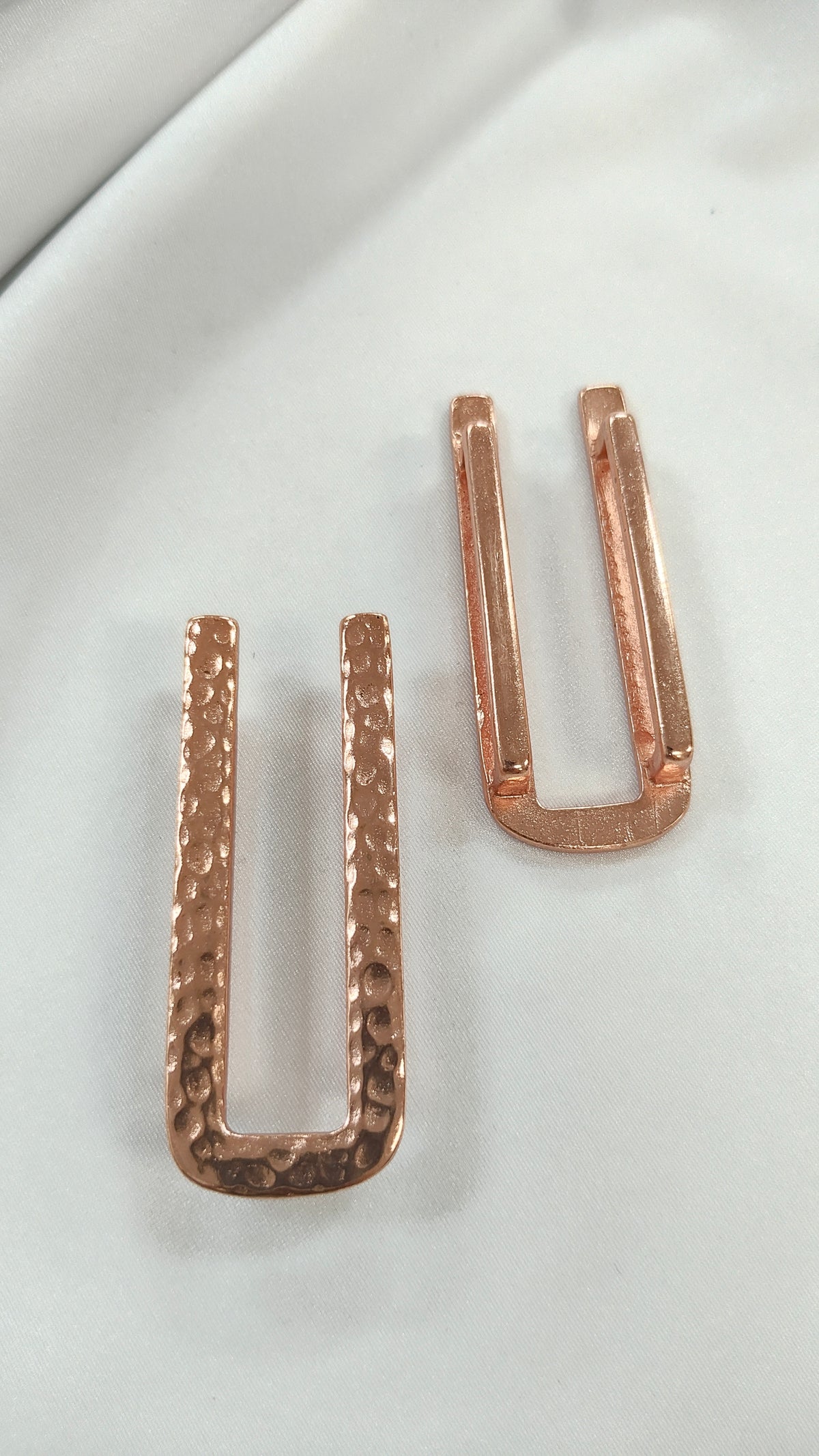 Pasador metalico martillado oro rosa