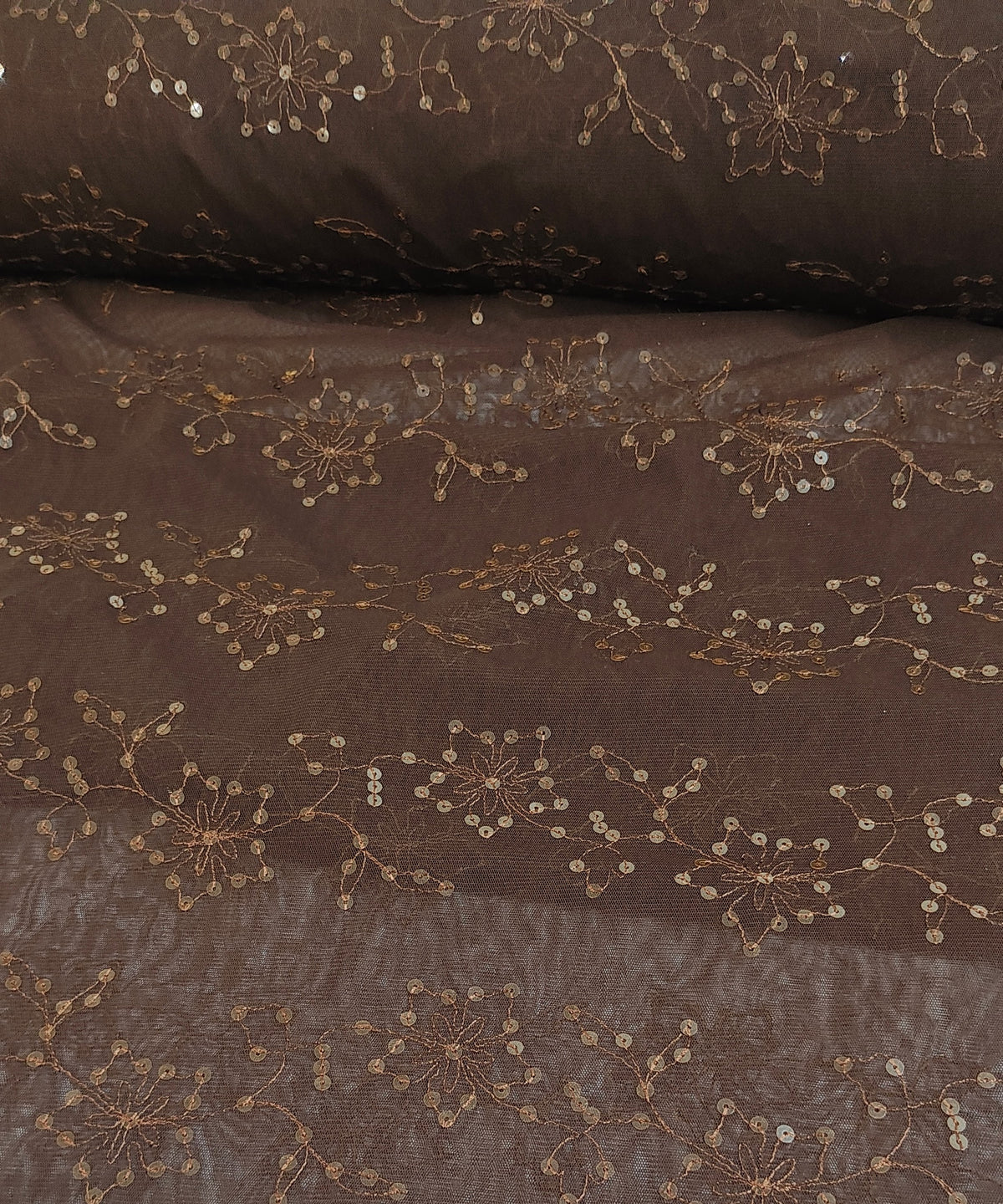 Bordado con lentejuelas marron