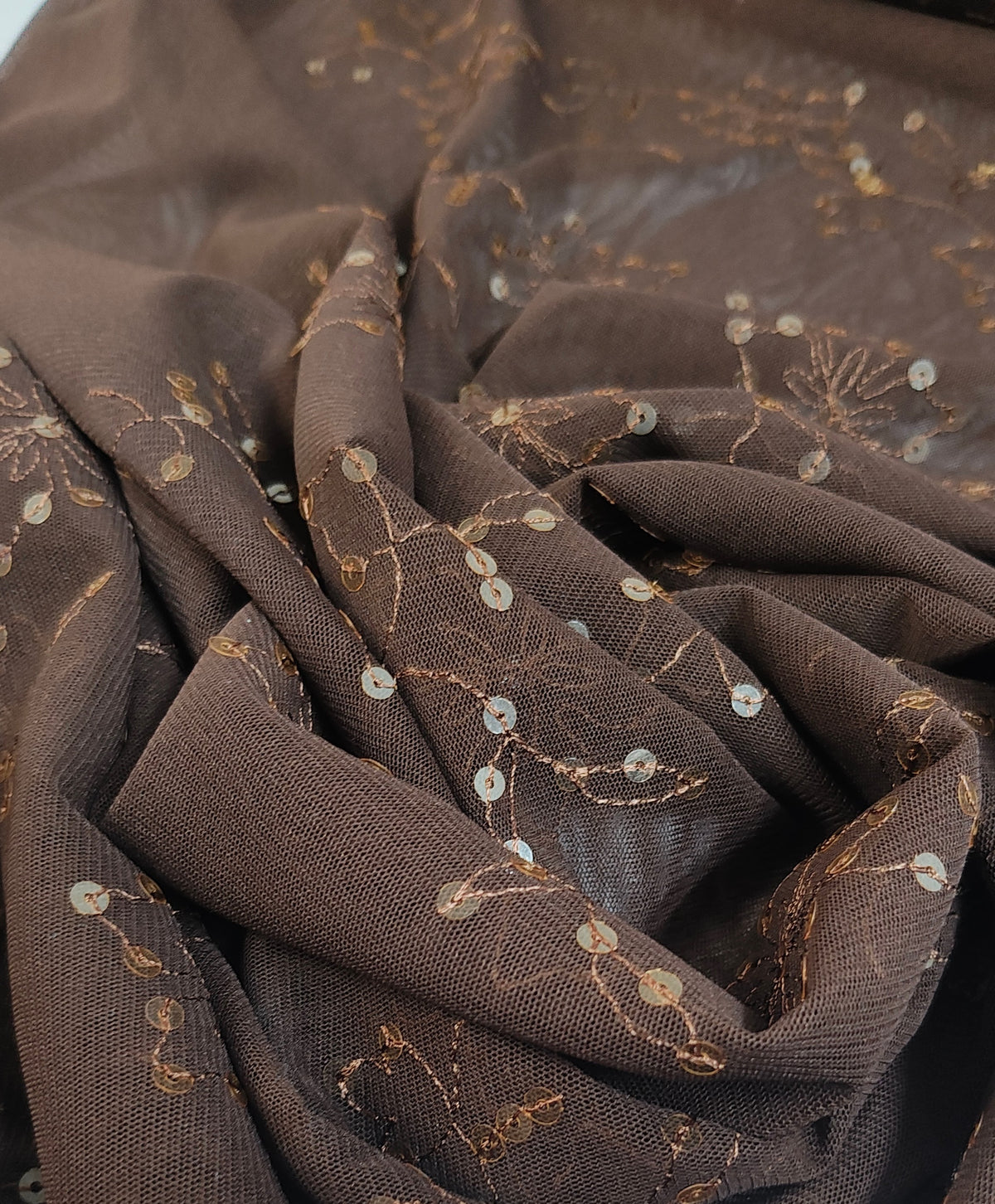 Bordado con lentejuelas marron