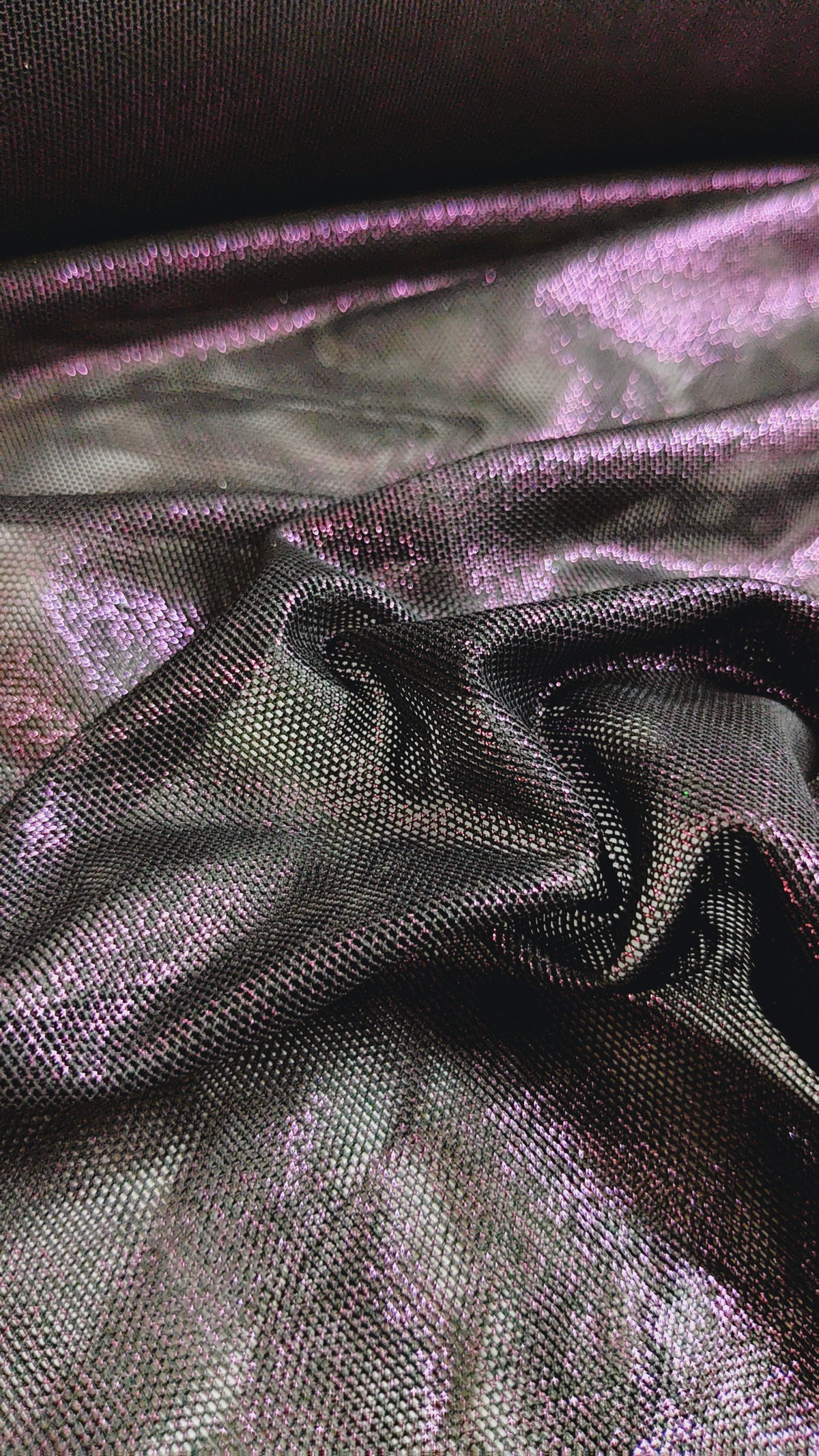 Negro con brillo violeta