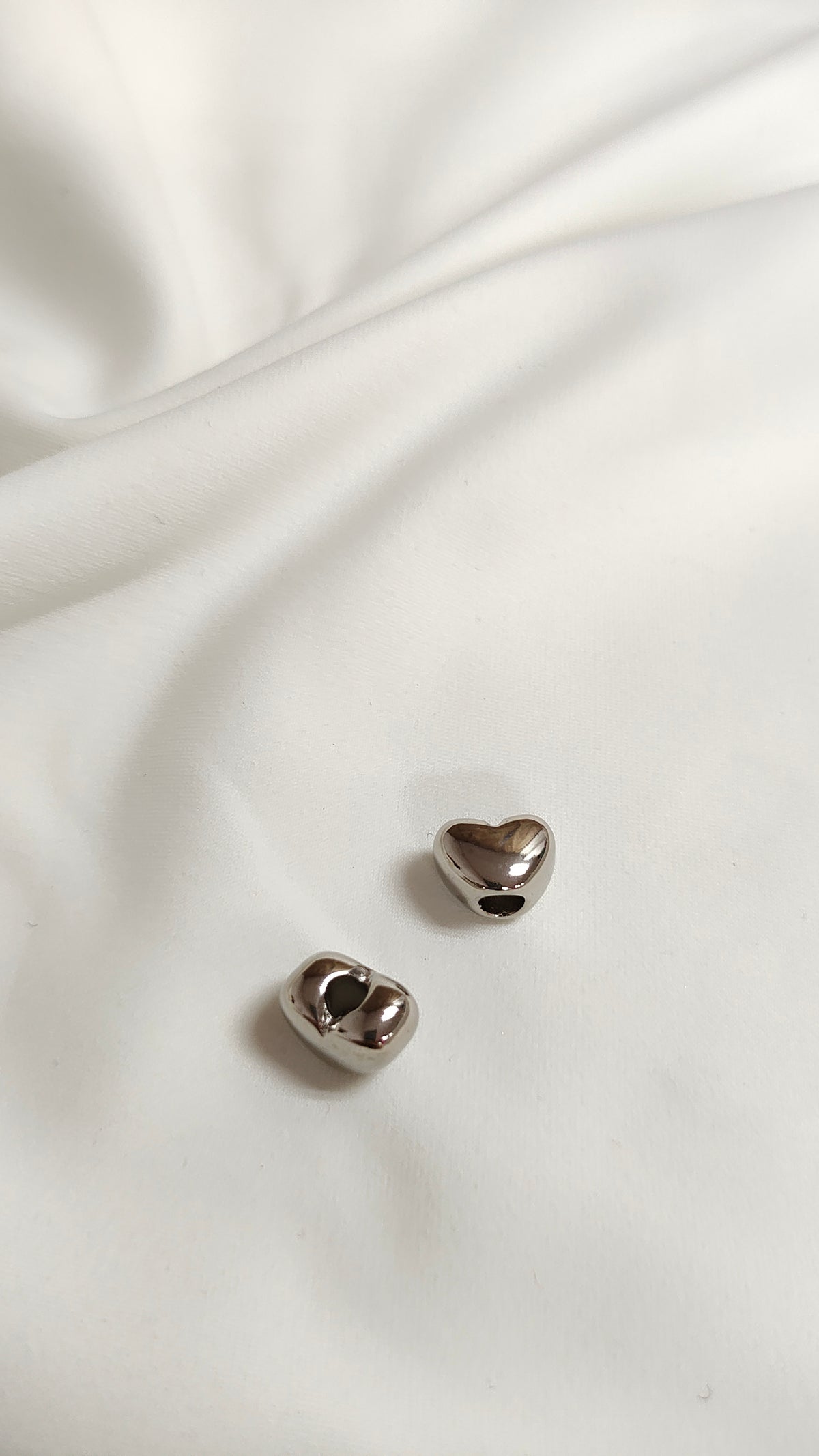 Tapa nudo plateado de corazon (docena)