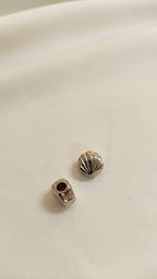 Tapa nudo plateado seashell (docena)