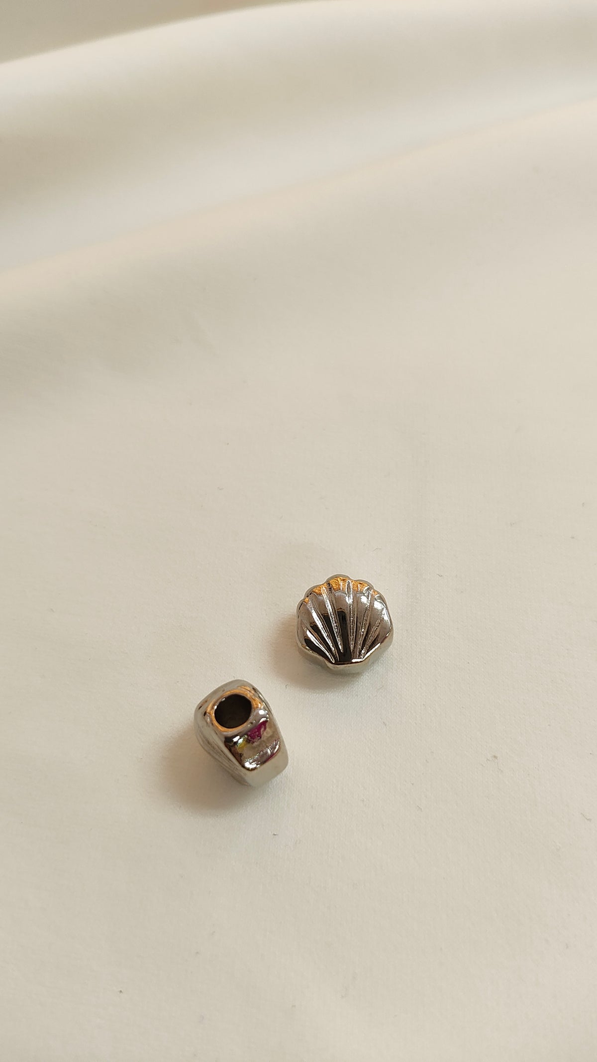 Tapa nudo plateado seashell (docena)