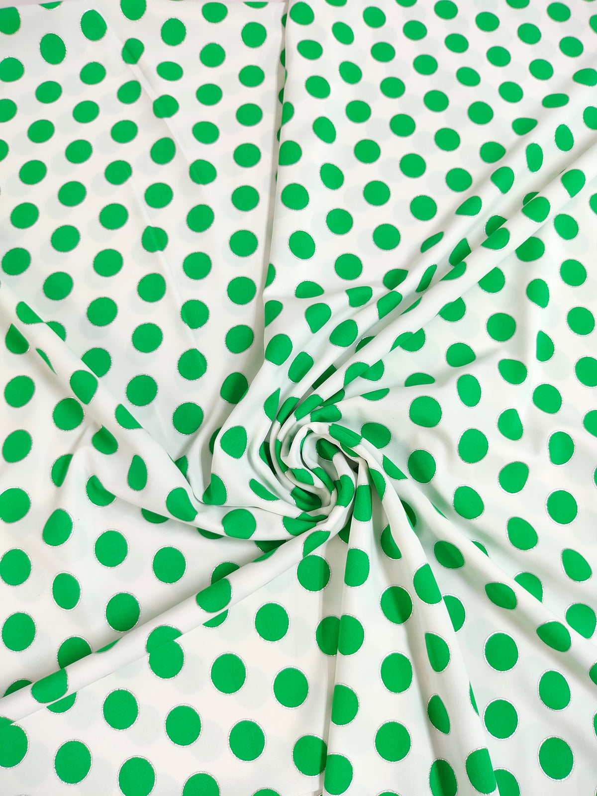 Polka dots blanco y verde